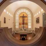 Nella villa si trova anche una raffinata cappella, costruita recentemente, utilizzata ogni giorno dalle religiose per i momenti di preghiera